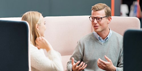 Woman and man engaging in conversation. (Photo: Hans Fredrik Asbjørnsen)